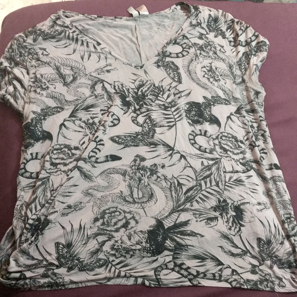 Divided h&m amazingly designed t-shirt